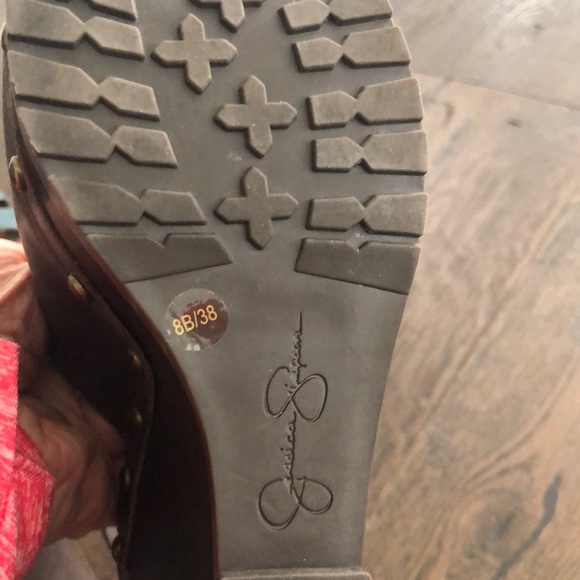 Brown with black around the ankle - Picture 3 of 4